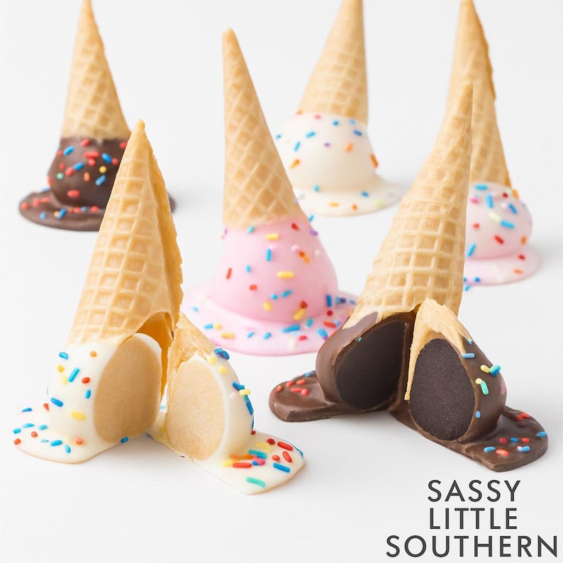 Puede incluir: Una variedad de conos de helado con chispas de colores. Algunos conos est&aacute;n sumergidos en recubrimientos blancos, rosas y de chocolate. La imagen incluye el texto "SASSY LITTLE SOUTHERN".