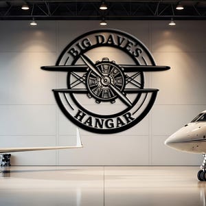 Cartello personalizzato per hangar, decorazione murale in metallo con elica per piloti, per esterni, garage, caverna per uomini, regalo per lui.
