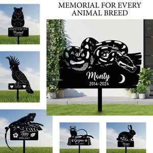 Op de afbeelding: Zwarte metalen gedenkpalen voor huisdieren met dierensilhouetten: hamster, papegaai, leguaan, slang, fret en konijn. Elke paal bevat de naam en data van het huisdier. De tekst "MEMORIAL FOR EVERY ANIMAL BREED" staat bovenaan.