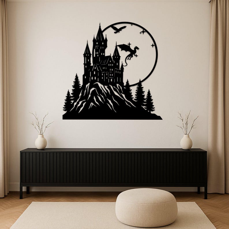 Pode incluir: Arte de parede em metal preto que retrata um castelo numa montanha, com um drag&atilde;o, p&aacute;ssaros e um fundo circular. O castelo tem v&aacute;rias torres e &eacute; rodeado por &aacute;rvores estilizadas. A obra de arte &eacute; montada numa parede branca.