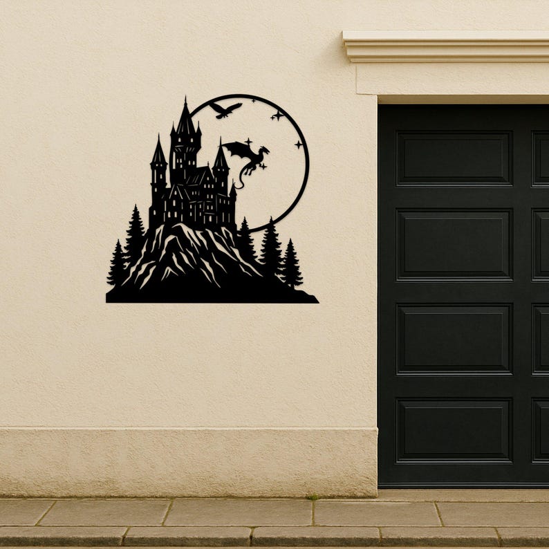 Pode incluir: Arte de parede em metal preto que retrata um castelo numa montanha, com um drag&atilde;o e um p&aacute;ssaro voando em frente a um fundo circular. O castelo tem v&aacute;rias torres e &eacute; rodeado por &aacute;rvores. A arte &eacute; montada numa parede bege.