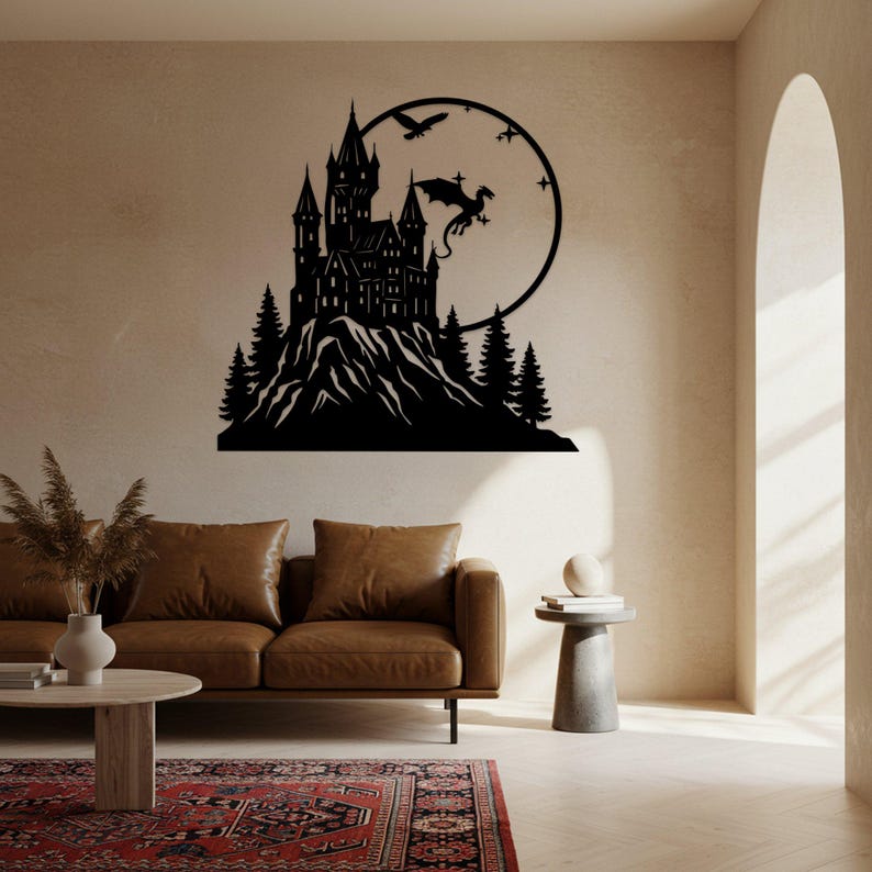 Pode incluir: Arte de parede em metal preto que retrata um castelo numa montanha, com um drag&atilde;o e p&aacute;ssaros em frente a um fundo circular. O castelo tem v&aacute;rias torres e &eacute; rodeado por pinheiros. Uma pe&ccedil;a decorativa para casa.