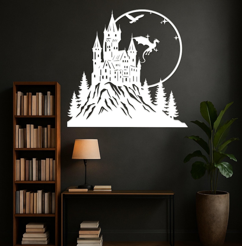Pode incluir: Silhueta de arte de parede de castelo branco. O design apresenta um castelo detalhado no topo de uma montanha, com &aacute;rvores, um drag&atilde;o e um p&aacute;ssaro. Uma moldura circular com estrelas envolve o drag&atilde;o. Ideal para decora&ccedil;&atilde;o de fantasia e medieval.