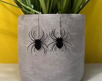 Orecchini pendenti fatti a mano in plastica termoretraibile con ragno nero su catena e ganci
