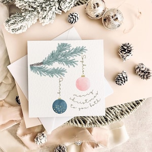 Joyeux Noël aux deux cartes de vœux | Carte personnalisée à imprimé boules de Noël pour couple, voeux de Noël pour jeunes mariés, fils ou fille et partenaire