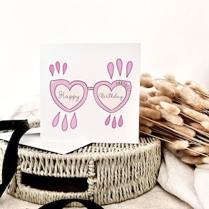 Cartão de aniversário personalizado | Design fofo de óculos de sol em formato de coração, cartão de nome personalizado para amigos, crianças, meninas, adolescentes, saudação divertida de feliz aniversário rosa