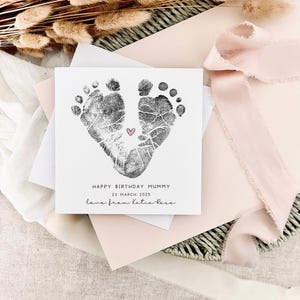 Tarjeta de cumpleaños para mamá/huella de bebé. Tarjeta personalizada para mamá: regalo especial para niñera, recuerdo de su primer cumpleaños como mamá.