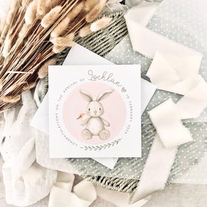 Nouveau bébé rose de Zazzle.be Liste d'envies Vous avez des idées ? Carte personnalisée pour petite fille, félicitations pour les parents, cadeau souvenir mignon pour bébé