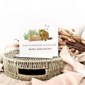 Karte zum Jubiläum aus Holz | Lustige Karte für 5 Jahre Hochzeitstag, lustige Karte für Mann, Humor Geschenk für Paar, Geschenk zum 5. Jahrestag für Frau