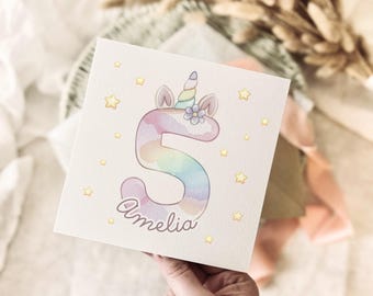ユニコーンの誕生日カード（年齢と名前入り） - 女の子向けカスタムユニコーンケーキプリント