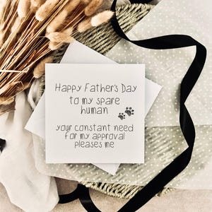 Auguri per la festa del papà dal cane / Biglietto d'auguri per il papà di un cane, Divertente festa del papà, Amore dal regalo del cane, Regalo per gli amanti dei cani, Barzelletta sugli umani di riserva
