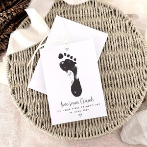 première carte souvenir de la fête des pères | Empreinte de pas de bébé personnalisée pour papa, cadeau spécial pour grand-père, carte suspendue A6 pour papa pour la fête des pères