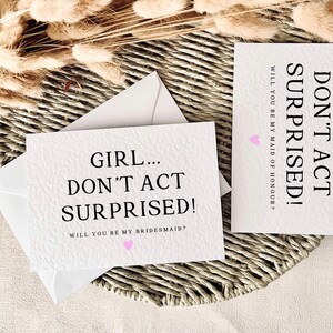 Girl Act surpris | Carte de proposition de demoiselle d'honneur, cadeau de demoiselle d'honneur amusant pour elle, carte postale de mariage personnalisée, boîte Serez-vous ma demoiselle d'honneur