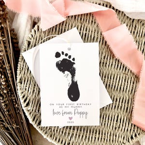 Biglietto di auguri di compleanno personalizzato per la mamma / Biglietto con impronta del piede del bambino per la mamma - Regalo speciale per la tata, ricordo del primo compleanno da mamma, biglietto con nastro A6