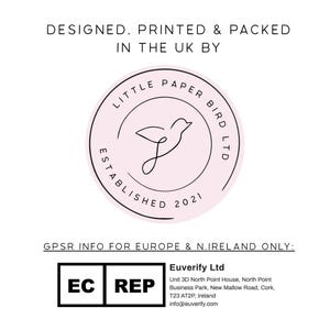 K&ouml;nnte beinhalten: Wei&szlig;er Hintergrund mit Text &bdquo;DESIGNED. PRINTED & PACKED IN THE UK BY&ldquo; &uuml;ber einem kreisf&ouml;rmigen Logo. Das Logo zeigt eine Vogelillustration und den Text &bdquo;LITTLE PAPER BIRD LTD ESTABLISHED 2021&ldquo;. Darunter Text zu GPSR-Informationen.