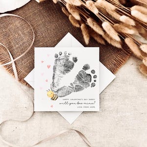 Bee Mine Valentines Card per papà - Impronta del piede del bambino personalizzata e ricordo del nome per papà Regalo speciale per i nonni San Valentino da Baby