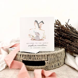 Hase New Baby Karte personalisiert | Benutzerdefinierte Name Storch Baby Karte, Willkommen Baby Karte, Baby Party Karte, handgemachte Glückwunschkarte zur Geburt