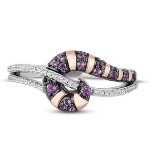 Könnte beinhalten: Ein Silber- und Roségoldring mit einem violetten und schwarzen Wirbeldesign. Der Ring ist mit kleinen Diamanten und violetten Edelsteinen besetzt.