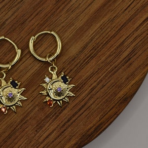 Aros dorados con colgante de sol colorido, aros chapados en oro, dije de sol, pendientes dorados