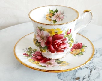 Damentasse und Untertasse „Queens Fine Bone China“, hergestellt in England von Rosina China and Co, verziert mit rosa und gelben Blumen und Goldrändern, 1980er Jahre