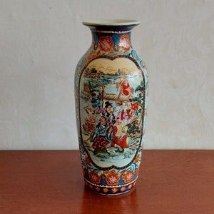 Large Chinese vase decorated in red and blue colors "Imari style" and with an image of Geishas and flower pattern, vintage 1970s