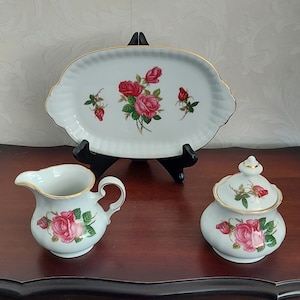 Complete Roomtel of Winterling Bavaria Kirchenlamitz vintage 70s decorated with red roses green leaves and a golden border
