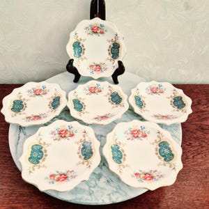 Stervormige kleine taartschaal van Royal Albert Bone China England Berkeley met bloemen en gouden lijnen en groene patroon vintage jaren 70