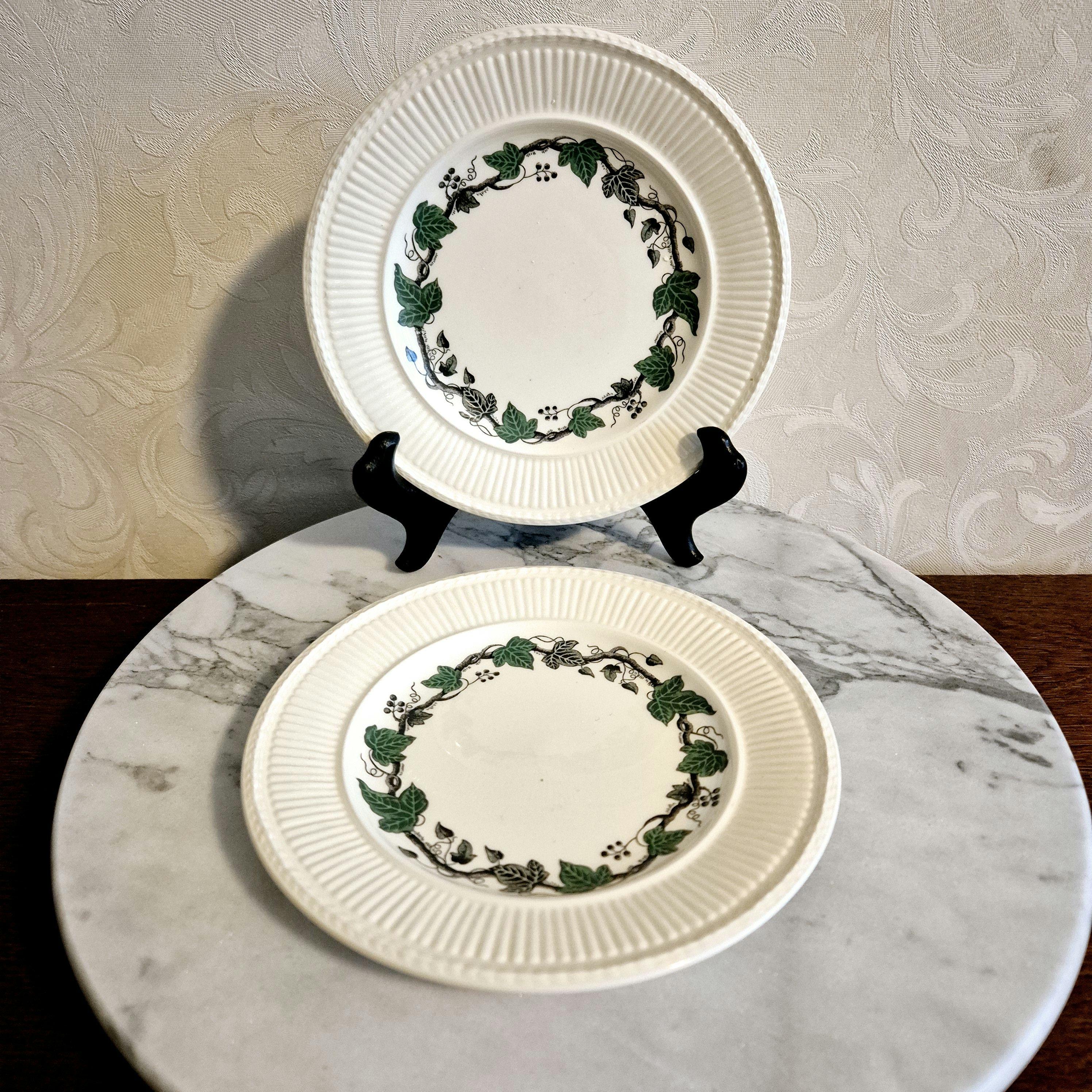 A beautiful cake plate made by the English brand Wedgwood, from the Stratford series, decorated with green leaves on a branch