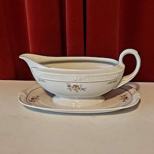 Beautiful gravy bowl painted with beautiful roses and embellished with golden edges. From the brand Zeh Scherzer Bavaria Germany US Zone. Vintage 40s