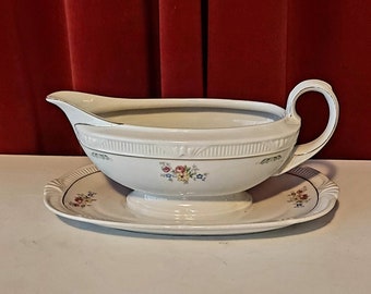 Beautiful gravy bowl painted with beautiful roses and embellished with golden edges. From the brand Zeh Scherzer Bavaria Germany US Zone. Vintage 40s