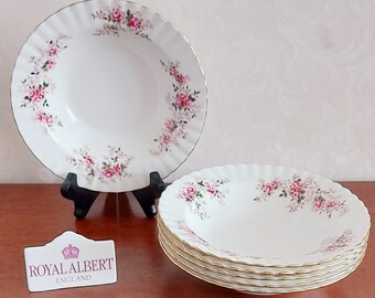 Deep soup plates Ø 20 cm from Royal Albert Bone China England Lavender Rose decorated with small pink roses and gold edge, vintage 1980s