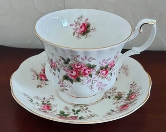 Men&#39;s cup and saucer from Royal Albert Fine Bone China Lavender Rose decorated with beautiful pink roses and gold lines vintage 80s
