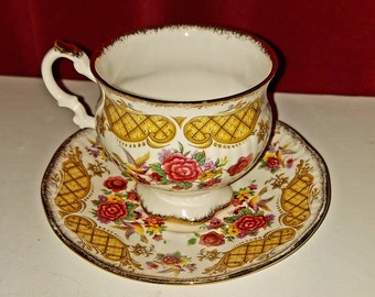 Tasse et soucoupe Elizabethan Fine Bone China Patt Dovedale décorée de fleurs pigeons autres décorations et bords dorés vintage années 60