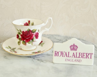 Tazza e piattino da donna in porcellana Royal Albert Bone China, Inghilterra, "senza nome", decorati con rose rosso scuro, foglie verdi e bordi dorati.