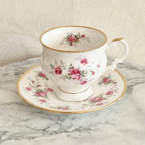 Tazza e piattino da donna in porcellana fine elisabettiana decorata con rose e foglie verdi e con bordi dorati, vintage anni '80