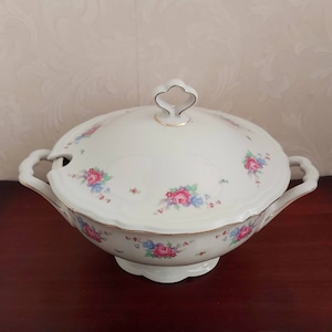 Soup tureen from Seltmann Weiden Bavaria Germany Marie Luise decorated with beautiful roses and flowers and several gold lines vintage 1950s