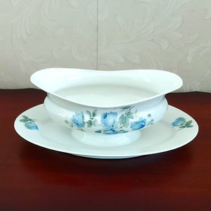 Twin-spout gravy boat with attached oval base plate from the Art Deco period of the late 1930s Victoria China Made in Czechoslovakia