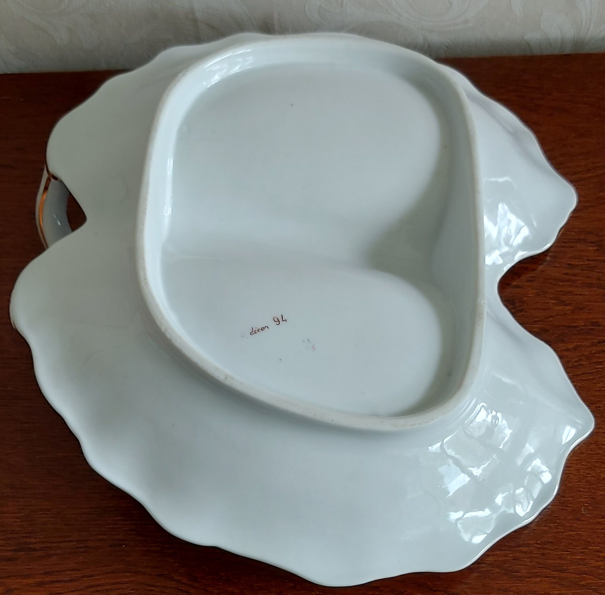 色とりどりの花と孔雀で装飾された磁器のアンティーク ヴュー 色とりどりの花と孔雀で装飾された磁器のアンティーク ヴュー