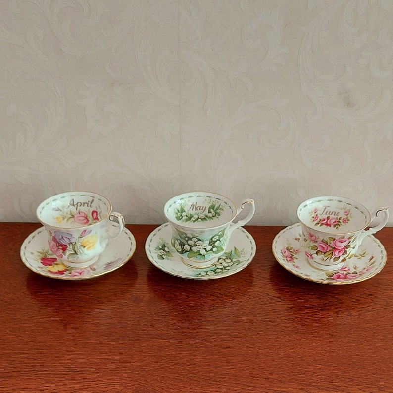 Ensembles de tasses et soucoupes pour hommes de Royal Albert Fleur du mois, de janvier à décembre, à décor de fleurs et de lignes dorées. image 2