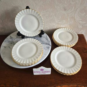 Cake plate with a diameter of 16 cm from Royal Albert Bone China England, Val D&#39;or white tableware decorated with gold rim vintage 60s