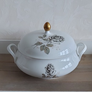 Beautiful tureen decorated with black roses and gold button on the lid of Eschenbach Bavaria vintage 1940s