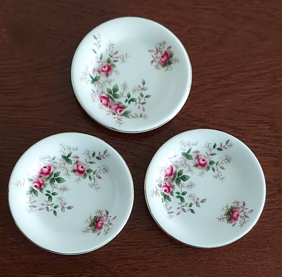 Prachtige Petit fours schoteltjes van Royal Albert Bone China England Lavender Rose versierd met rozen en goud omrand vintage jaren 60