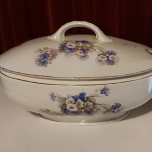 Plato antiguo grande con tapa de Koenigszelt Silesia vintage de los años 20 decorado con flores blancas, violetas y azules y bordes dorados.