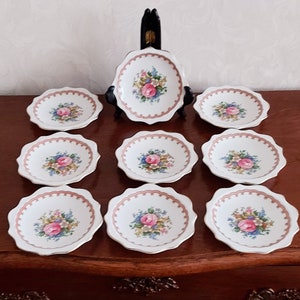 Beautiful star-shaped small cake plate from Royal Albert Lady Carlyle decorated with rose-colored flowers, gold edge, vintage 1950s
