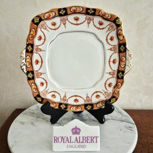 Royal Albert Crown China England "namnlös" kakfat. Röd med svart mönster, rikt dekorerad med guld, Devon Black, 1927-1935