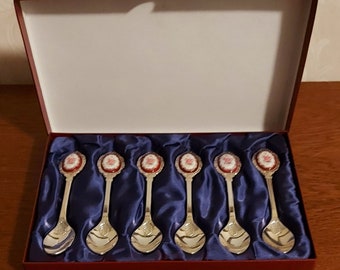 Set of 6 silver-plated teaspoons with design by Royal Albert Lady Hamilton in burgundy red gift box with dark blue velvet fabric, 1970s