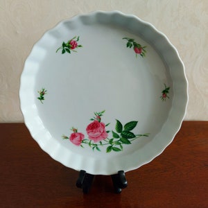 Quiche dish or baking dish from Christineholm made of white porcelain decorated with pink roses and ribbed edges, vintage 1990s