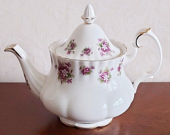 Theepot van Royal Albert Bone China England Sweet violets vintage jaren 70 versierd met paarse bloemen en is goud versierd 0,7 ltr.