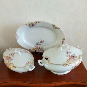 3-piece serving set with terrines and a dish by TK Thuny Czechoslovakia decorated with colored flowers and gold lines, vintage 1940s