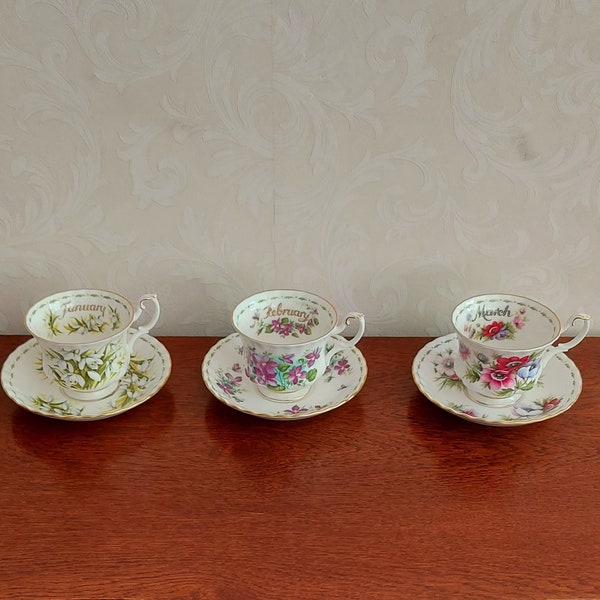 Ensembles de tasses et soucoupes pour hommes de Royal Albert Fleur du mois, de janvier à décembre, à décor de fleurs et de lignes dorées.